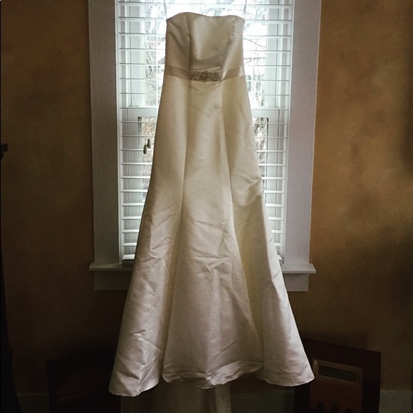 Wedding dress - Picture 3 of 16